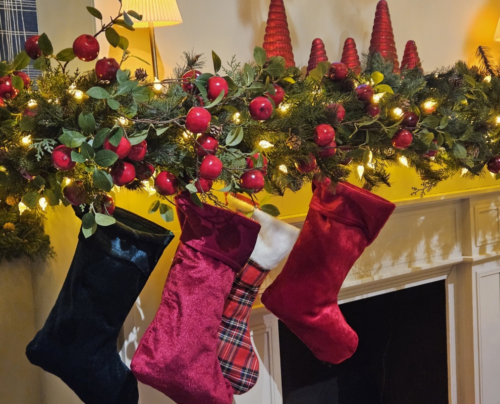 Nowoczesny kominek na święta: pomysły na dekorację i przytulny klimat