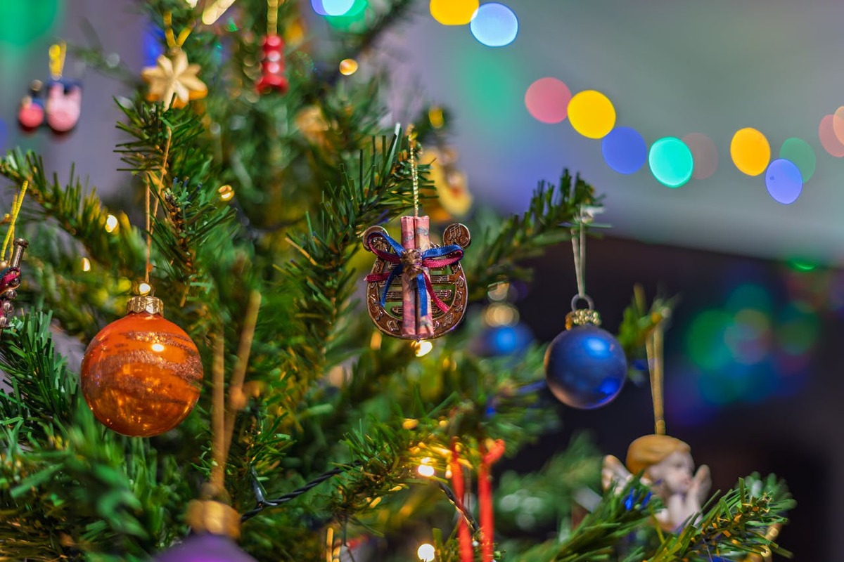 Bombka z szyszek – jak zrobić? Naturalna ozdoba świąteczna krok po kroku