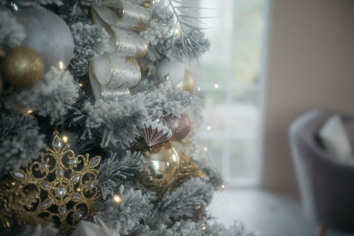 Choinka stożek – nowoczesna forma świątecznej dekoracji do domu i ogrodu