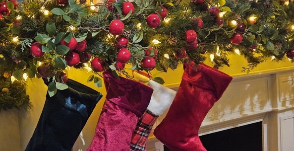 Nowoczesny kominek na święta: pomysły na dekorację i przytulny klimat