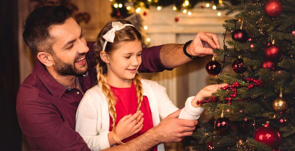Historia ubierania choinki – skąd wzięła się bożonarodzeniowa tradycja?