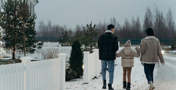 Choinka do sklepu – jak wybrać drzewko, które przyciąga wzrok klientów?