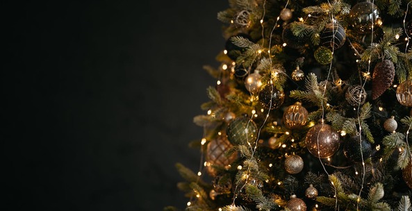 Choinka w stylu glamour – jak wprowadzić świąteczny blask do wnętrza?